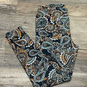LuLaRoe Tall and Curvy paisley leggings.